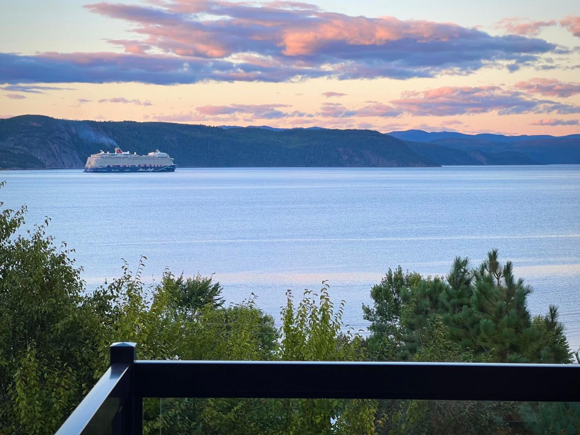 Magical Loft : Breathtaking View & Cozy Fireplace Saguenay Exterior photo